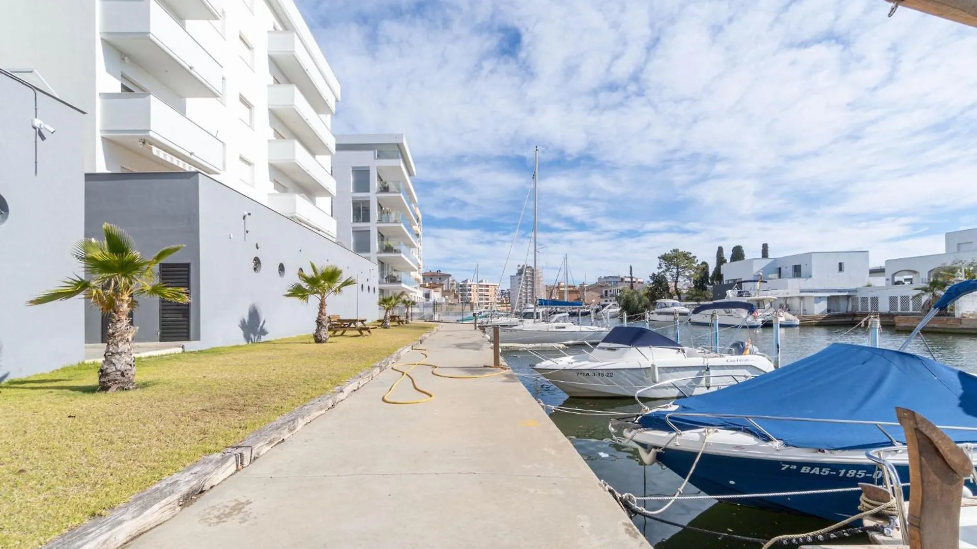 Milenial Immo Vigata - Maravilloso Duplex Con Vistas Panoramicas A Los Canales Y Piscina Rosas 0*,  España